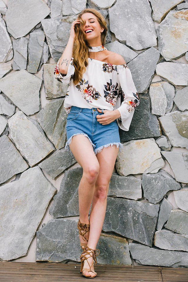 Blusinha Cut Ombro Floral